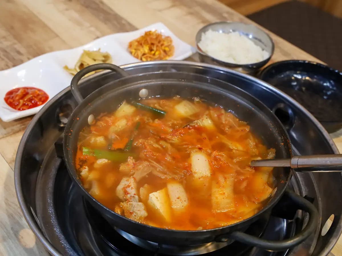 24시얼큰시원생고기김치찌개노형점
