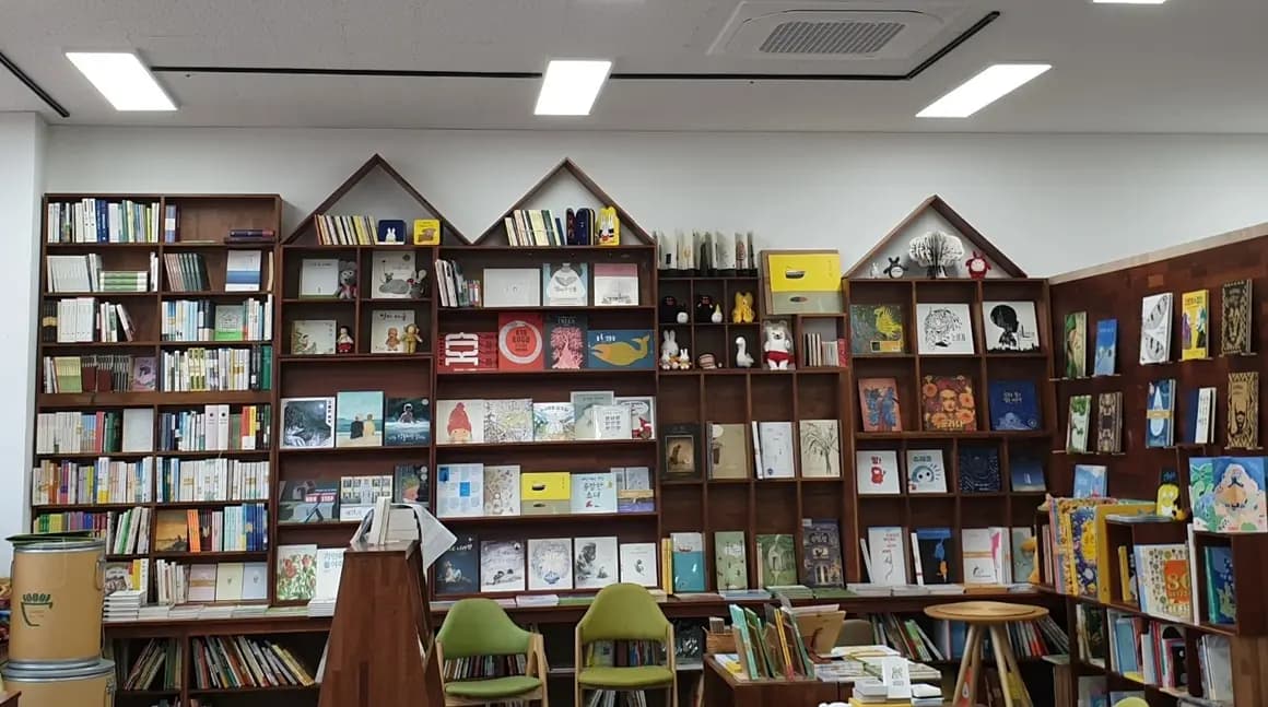 Picture Book Cafe Yellow Umbrella Tourism University Branch