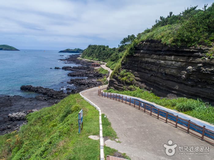 Suwolbong Tuff Cone and Chagwi Coast (수월봉과 차귀해안)